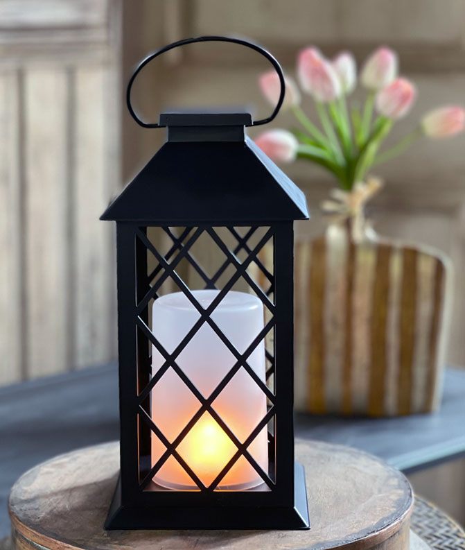 Battery-powered indoor lantern with timer